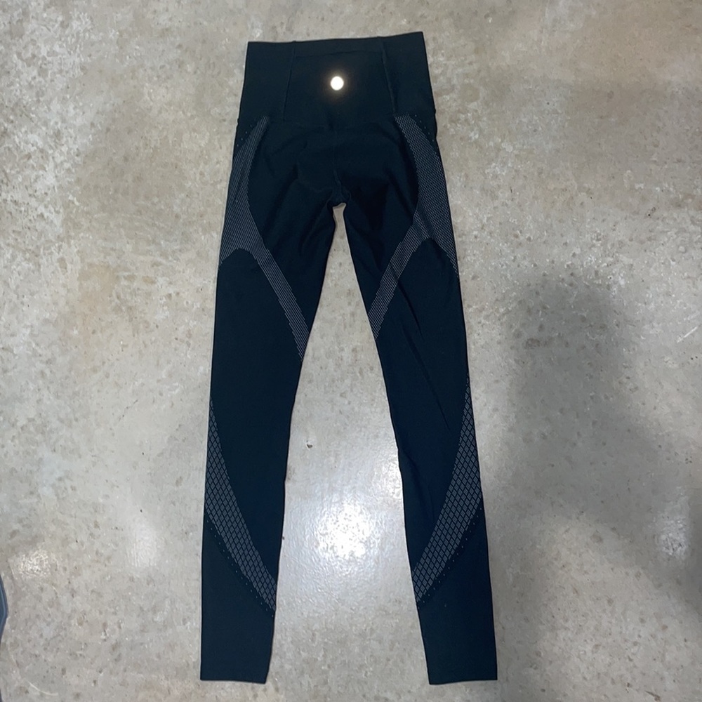 NWOT Lululemon high waisted compression leggings with cute pattern detail